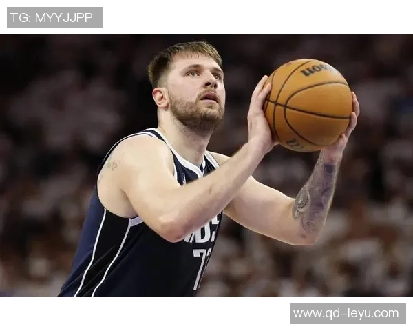 东契奇向里夫斯展示扭伤手指里夫斯惊呼难以置信的反应引发热议 东契奇向里夫斯展示扭伤手指里夫斯惊呼难以置信的反应引发热议